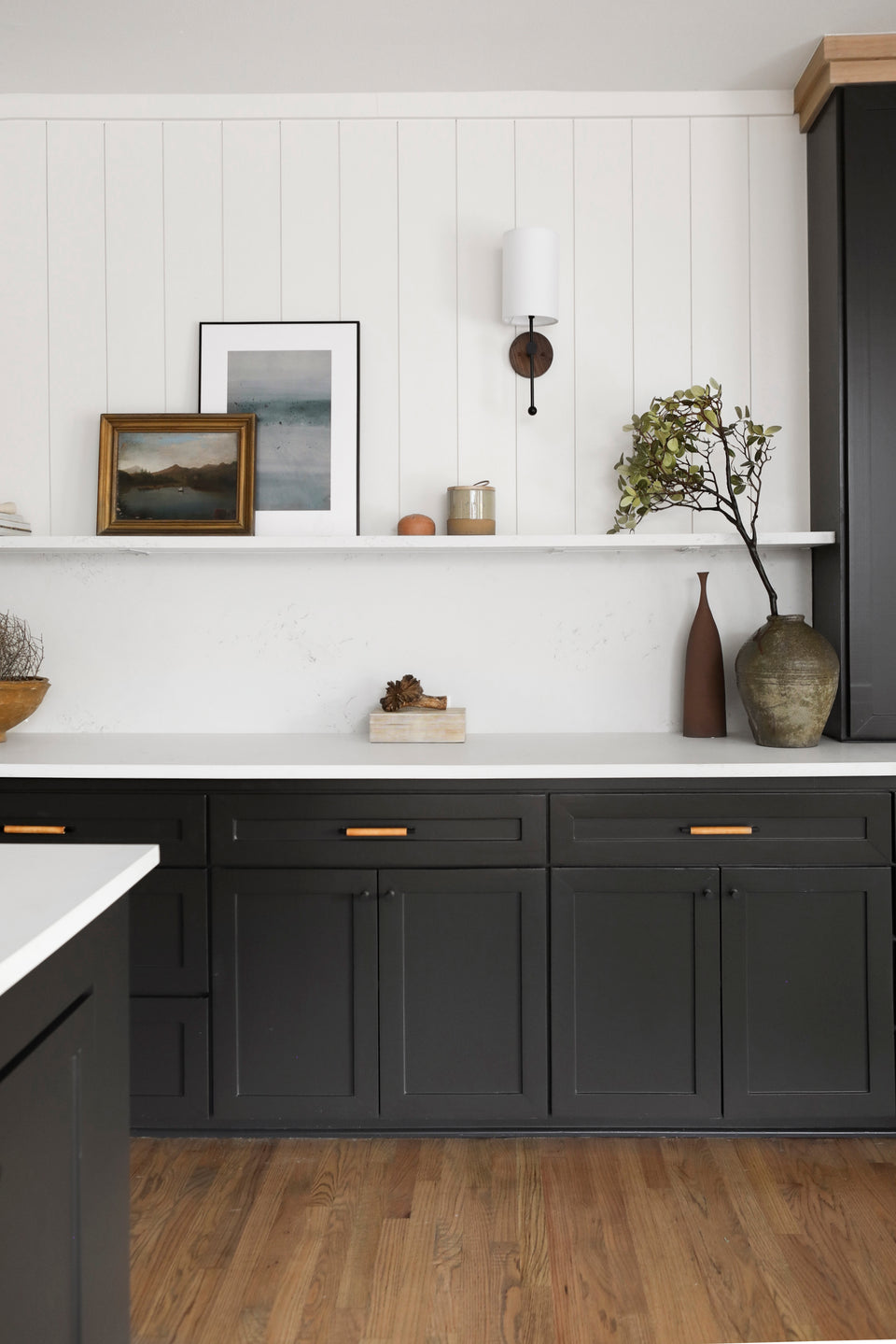 Walnut, Matte Black, White Linen